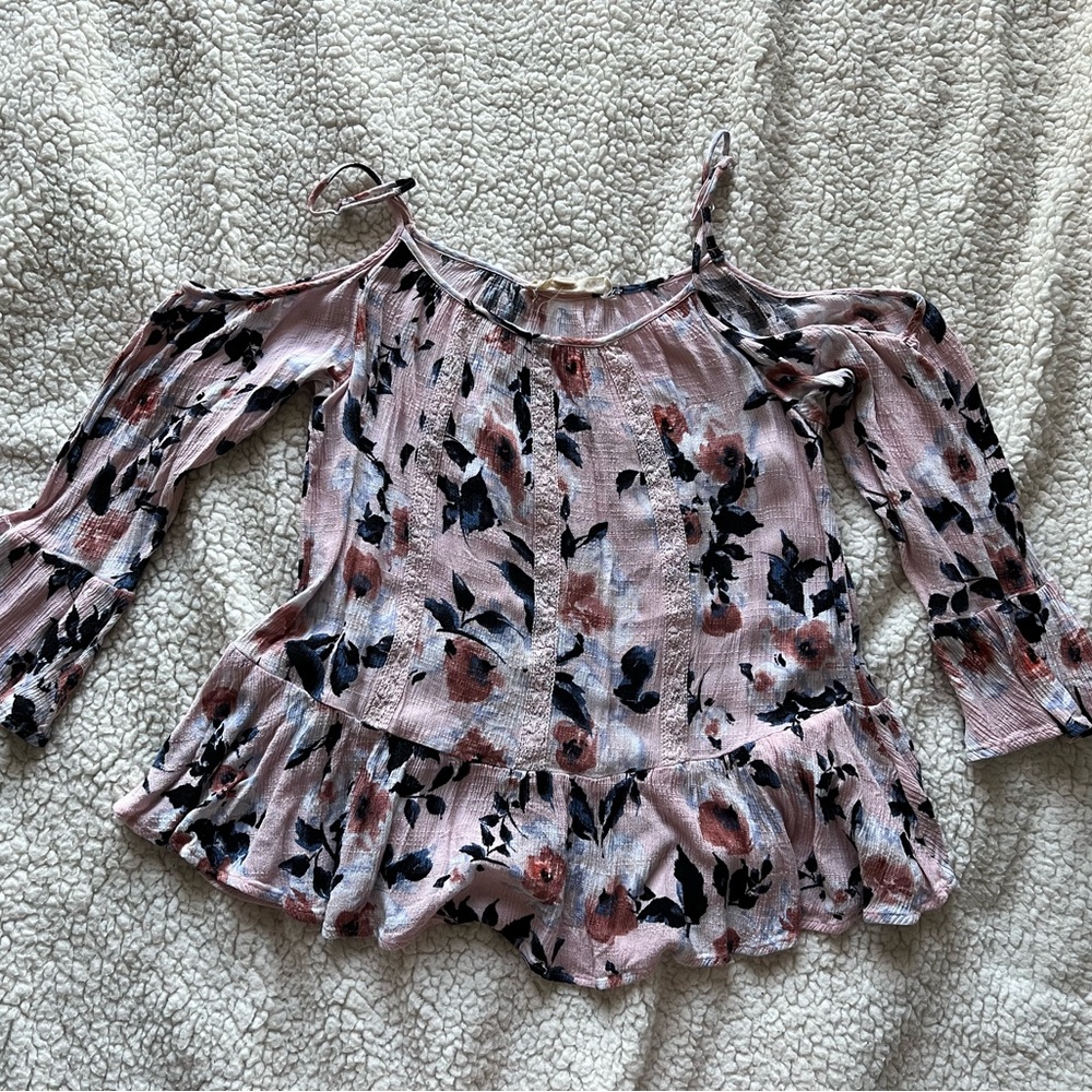 Size medium, open-shoulder long sleeve blouse